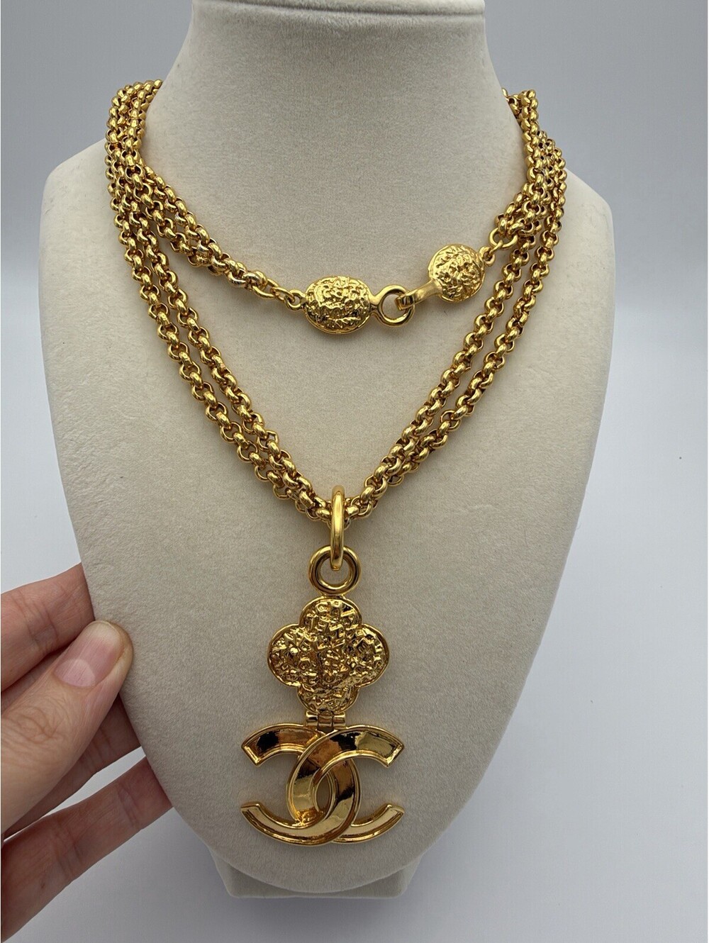 Authentic Chanel Vintage 95A Gold-Plated Plain Gold Flower Necklace Double Chain